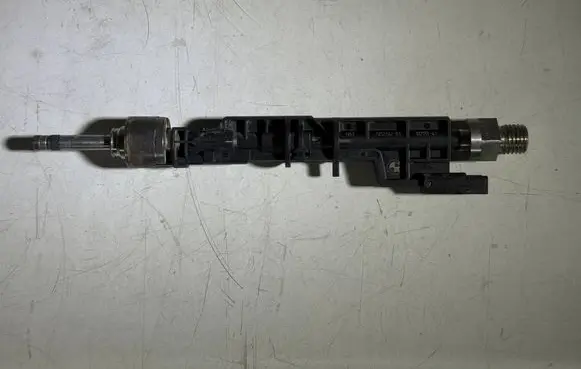 BMW M5 F90 Fuel injector 7852362