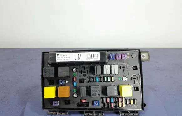 Opel Astra H Fuse box set 13268303