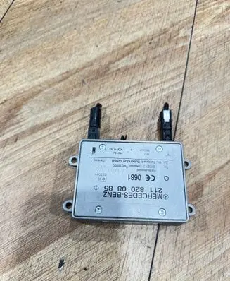 Mercedes-Benz E W211 Aerial antenna amplifier 2118200885
