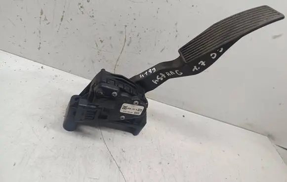Accelerator throttle pedal