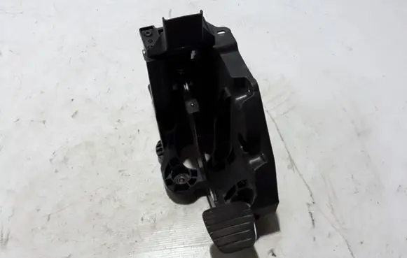 Renault Trafic III (X82) Brake pedal 465010176R