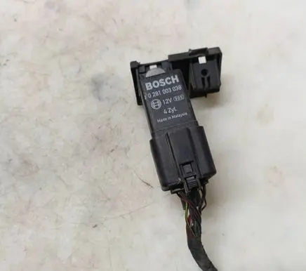 Volkswagen PASSAT B6 Glow plug pre-heat relay 0281003038 038907281D