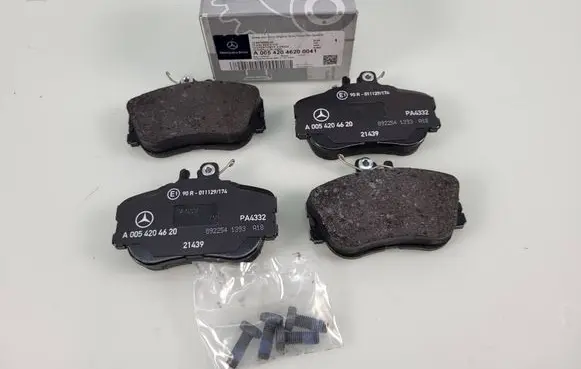 Mercedes-Benz C W202 Brake pads (front) A0054204620 A0054200320 0024202120