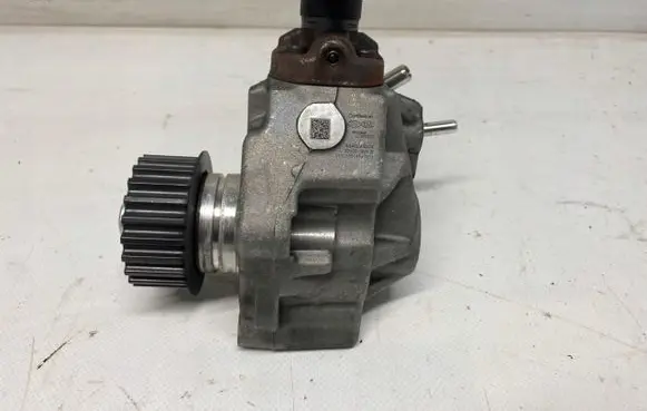 Hyundai Tucson TL Fuel injection high pressure pump 33100-2U000