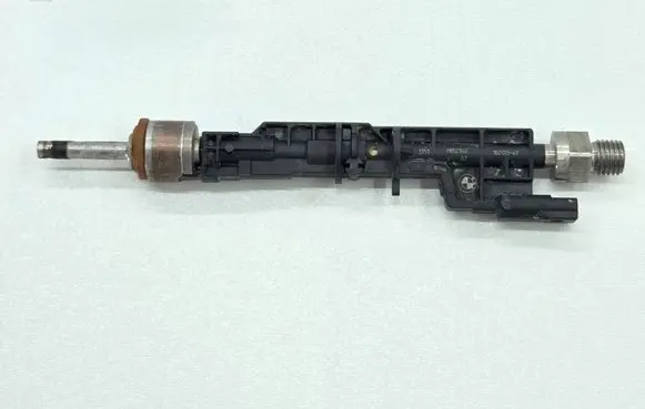 BMW M5 F90 Fuel injector 7852362 13647852362
