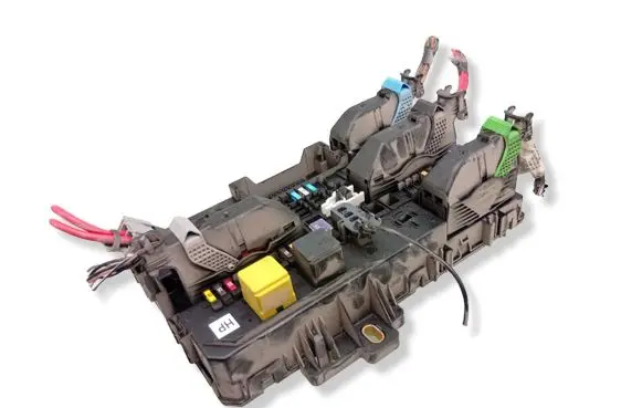 Opel Astra H Fuse module 13220830