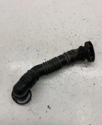 Volkswagen PASSAT B6 Breather hose/pipe 03G103493D