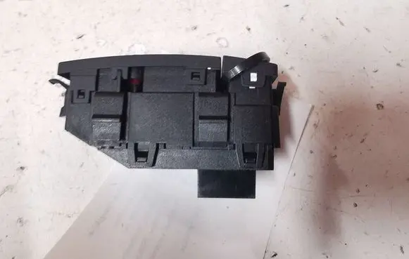 Mercedes-Benz E W212 Hazard light switch 2128207210 33692402