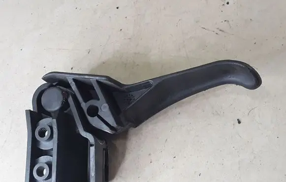 Volkswagen PASSAT B5.5 Engine bonnet (hood) release handle 3B1823533