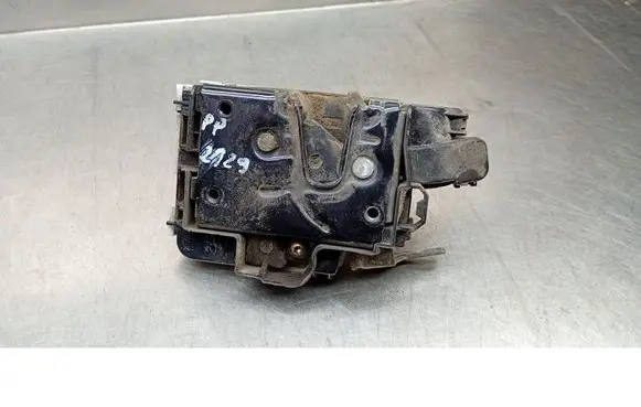 Volkswagen Polo III 6N 6N2 6NF Front door lock