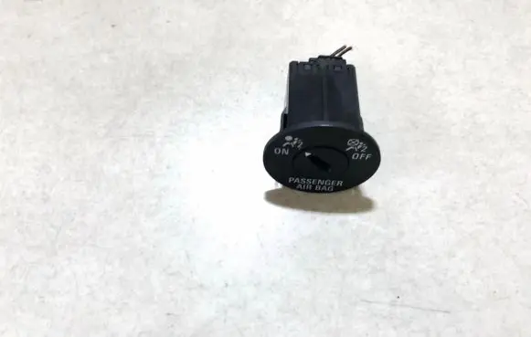 Passenger airbag on/off switch