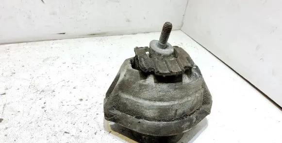 BMW 5 E60 E61 Engine mount bracket 6769874 15934612 676987402