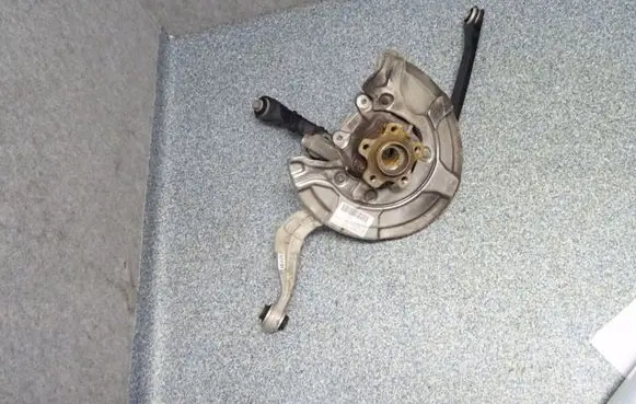 BMW 8 G14 Rear wheel hub spindle/knuckle 6850562