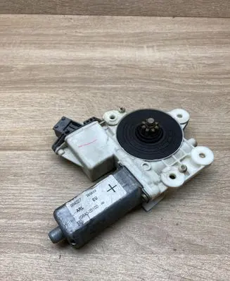 Toyota Avensis T250 Rear door window regulator motor 6984005100