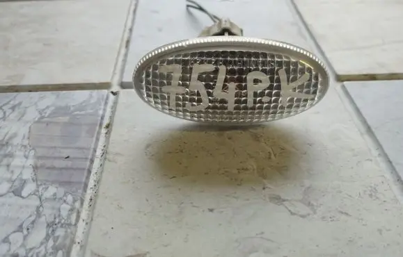 Front fender indicator light