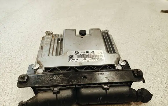 Volkswagen PASSAT CC Engine control unit/module 06J906026 0261201537