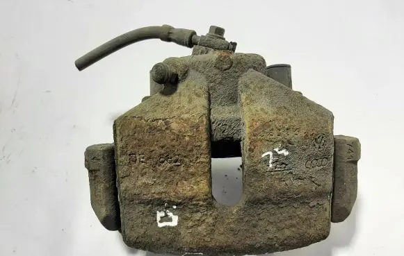 Volkswagen PASSAT B6 Front brake caliper