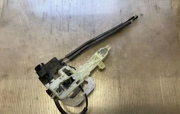 Hyundai ix35 Front door lock 813102Y010