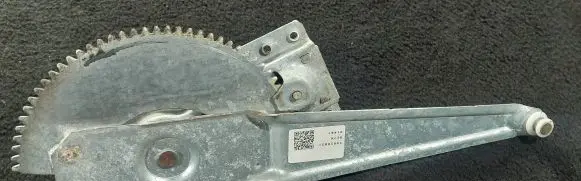 Rear door manual window regulator