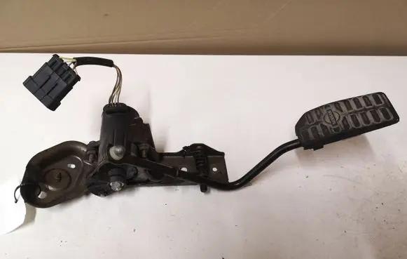 Nissan Almera N16 Accelerator throttle pedal 0281002425 089300437 189195M300