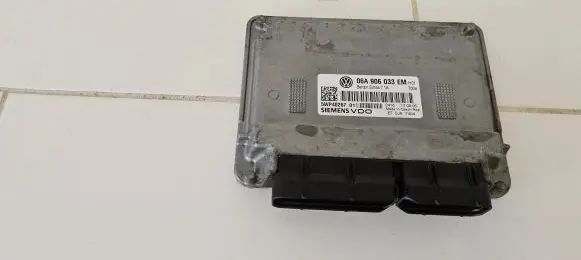 Volkswagen Golf V Engine control unit/module 06A906033EM 5WP402671