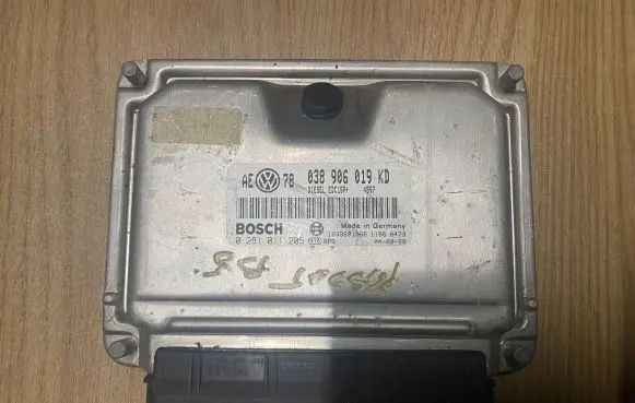 Volkswagen PASSAT B5.5 Engine control unit/module 038906019KD 0281011205 1039S01966