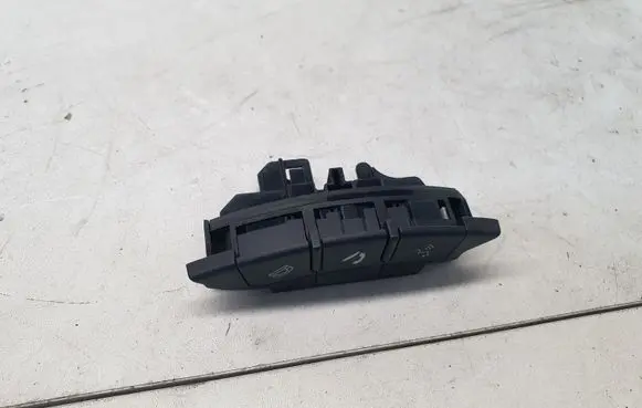 Mitsubishi Outlander Steering wheel buttons/switches 75B474