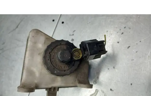 Ford Focus C-MAX Brake fluid reservoir 98AB-2C217AD