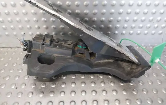 Accelerator throttle pedal
