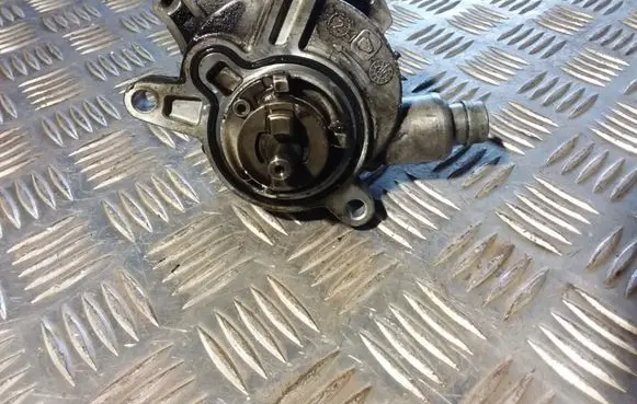 Volvo S60 Vacuum pump 08658230