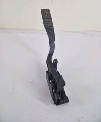 Accelerator throttle pedal