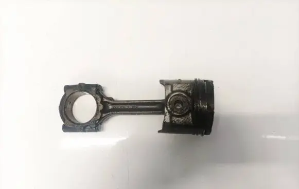 Nissan X-Trail T30 Piston with connecting rod