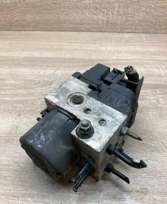Audi A4 S4 B5 8D ABS Pump 0273004132 8E0614111