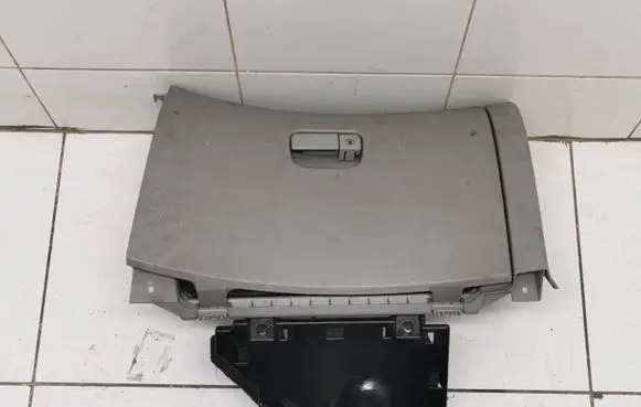 Mitsubishi Grandis Glove box