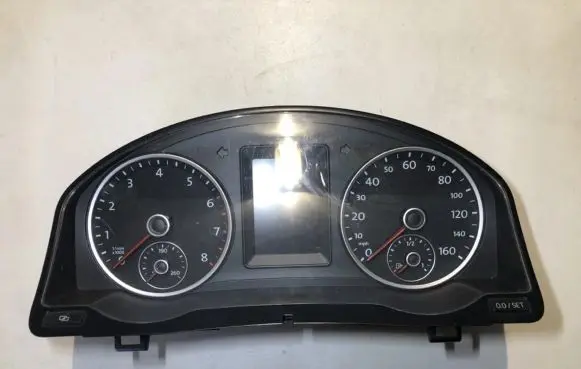 Volkswagen Tiguan Speedometer (instrument cluster) 5N0920962X