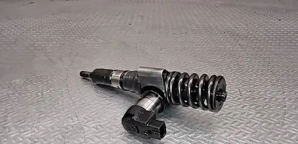Volkswagen PASSAT B6 Fuel injector 03G130073T