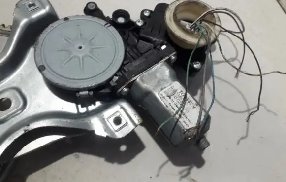 Toyota Auris 150 Front door window regulator motor 977556106