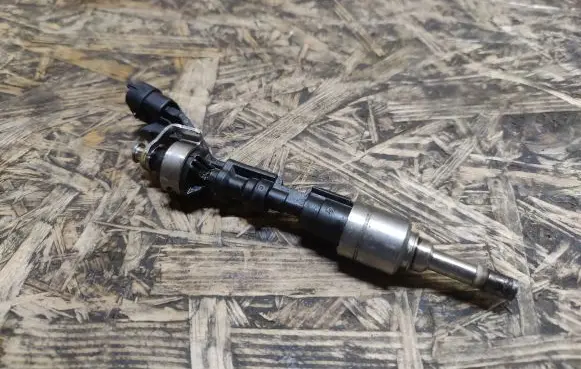 Jaguar XJL Fuel injector 8W939F593AD
