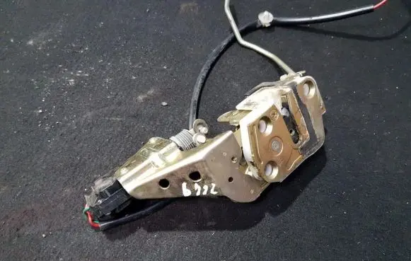 Mazda 323 Front door lock