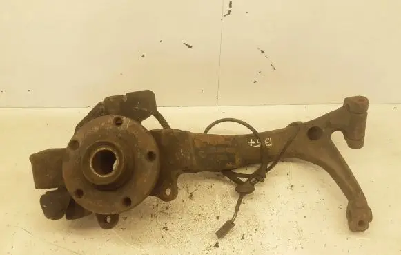 Volkswagen PASSAT B5.5 Front wheel hub spindle knuckle 8D0407257