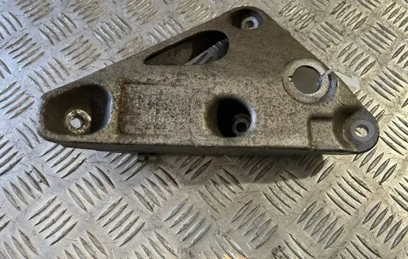 Engine mounting bracket