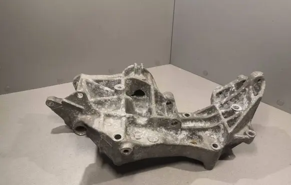 Volkswagen PASSAT B5 Engine mounting bracket 058145523E