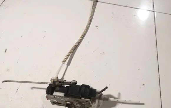Audi A4 S4 B5 8D Front door lock 8d1837045
