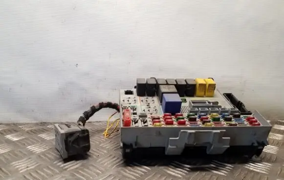 Volvo S70 V70 V70 XC Fuse module 24431679 24431677