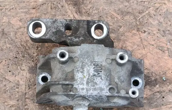 Engine mount bracket
