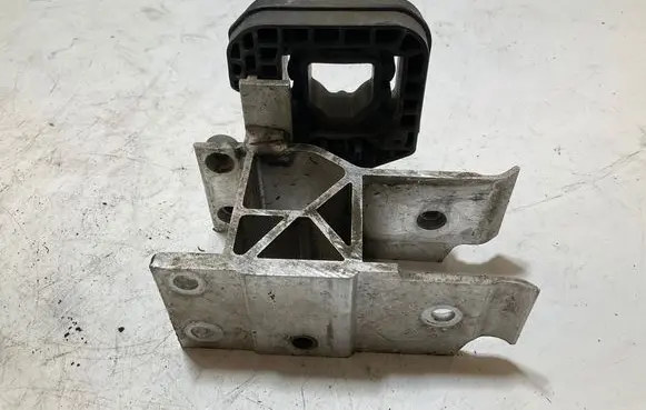 BMW X5 G05 Radiator mount bracket 7421636 16808314