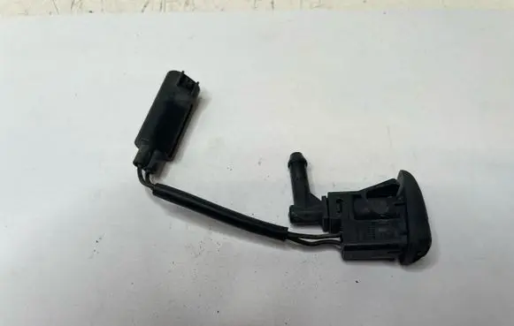 BMW 5 E39 Windshield washer spray nozzle 7056731