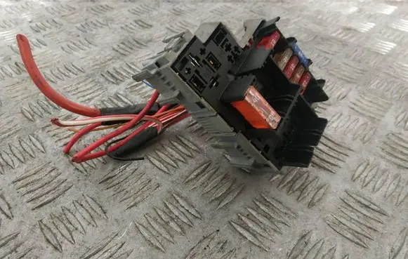 Volkswagen Touareg II Fuse box set 7L0937559