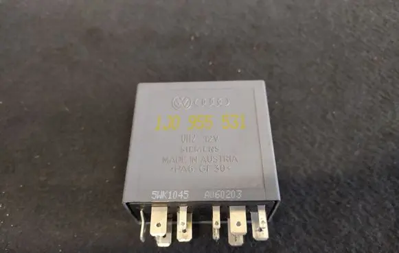 Volkswagen PASSAT B5.5 Window wiper relay 1J0955531