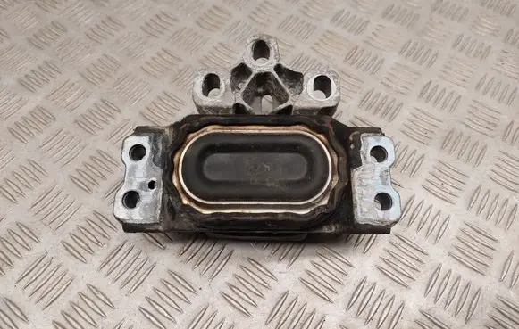 Volkswagen PASSAT CC Engine mount bracket 8J0199555